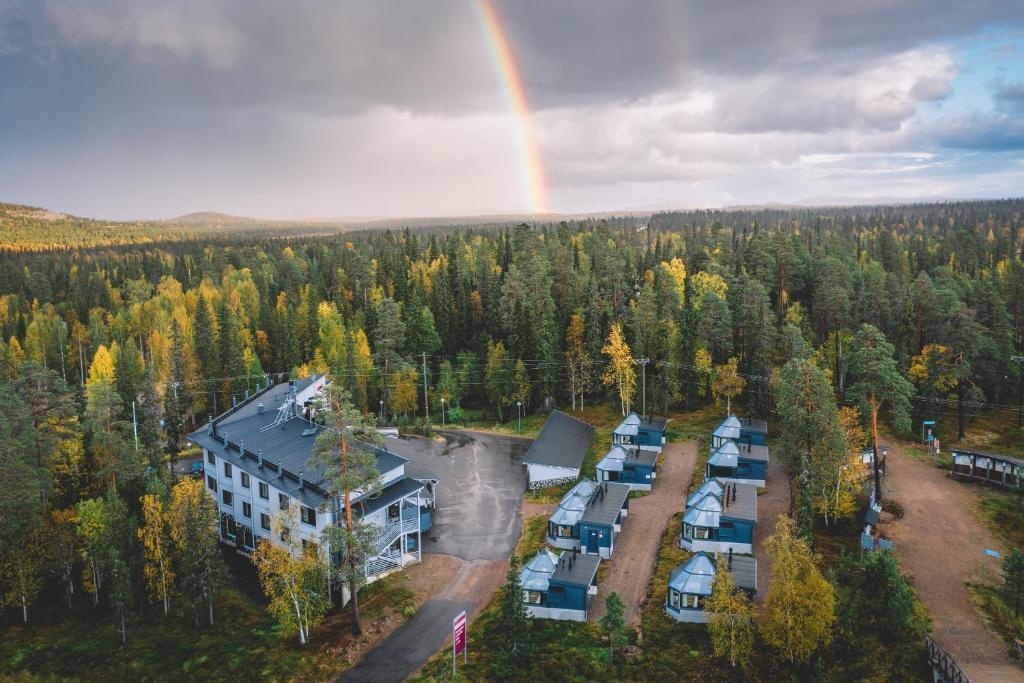 eine Luftansicht eines Hauses mit Regenbogen in der Unterkunft Santa's Hotel Aurora & Igloos in Luosto