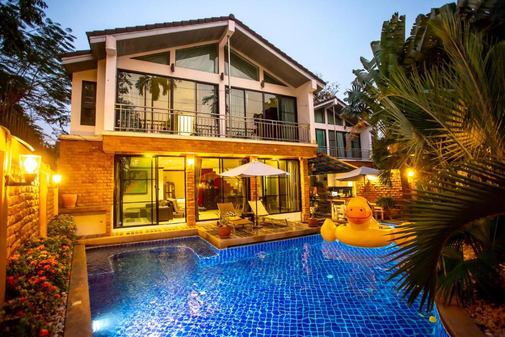 Bazén v ubytování 4poolvillas nebo v jeho okolí