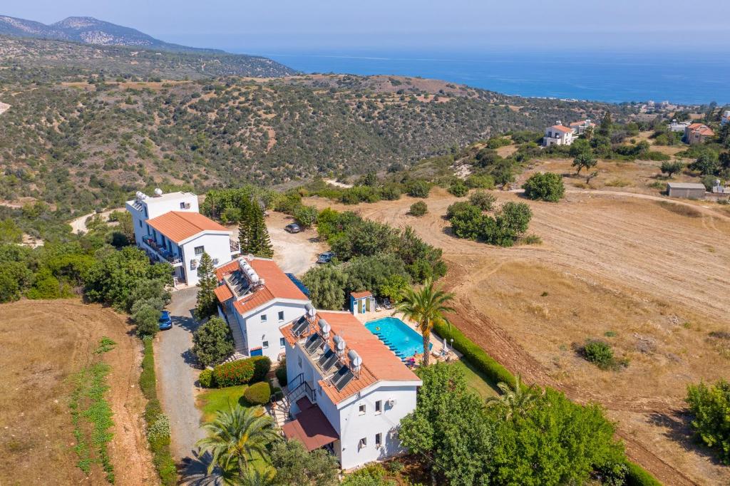 una vista aérea de una casa con piscina en Socrates Apartments, en Polis Chrysochous