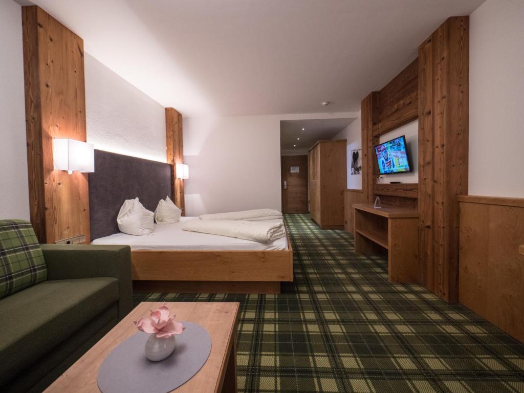 Postel nebo postele na pokoji v ubytování Hotel Alphof Alpbach