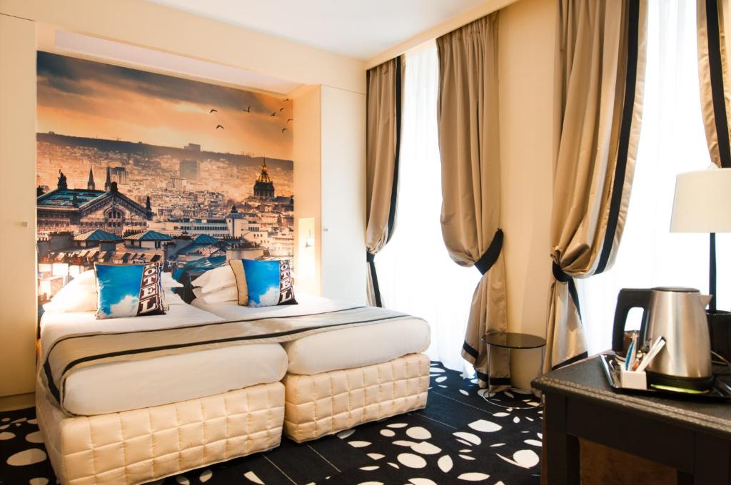 Postel nebo postele na pokoji v ubytování Hotel Ile de France Opéra
