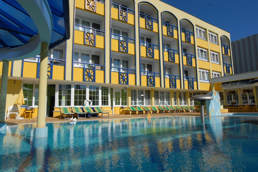 豪伊杜索博斯洛的住宿－魯多夫酒店，大楼前设有游泳池的酒店
