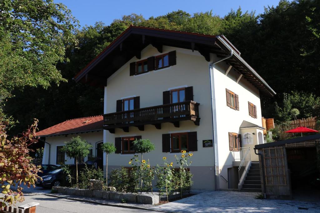 een wit huis met een balkon erop bij Ferienwohnung Heer in Marquartstein