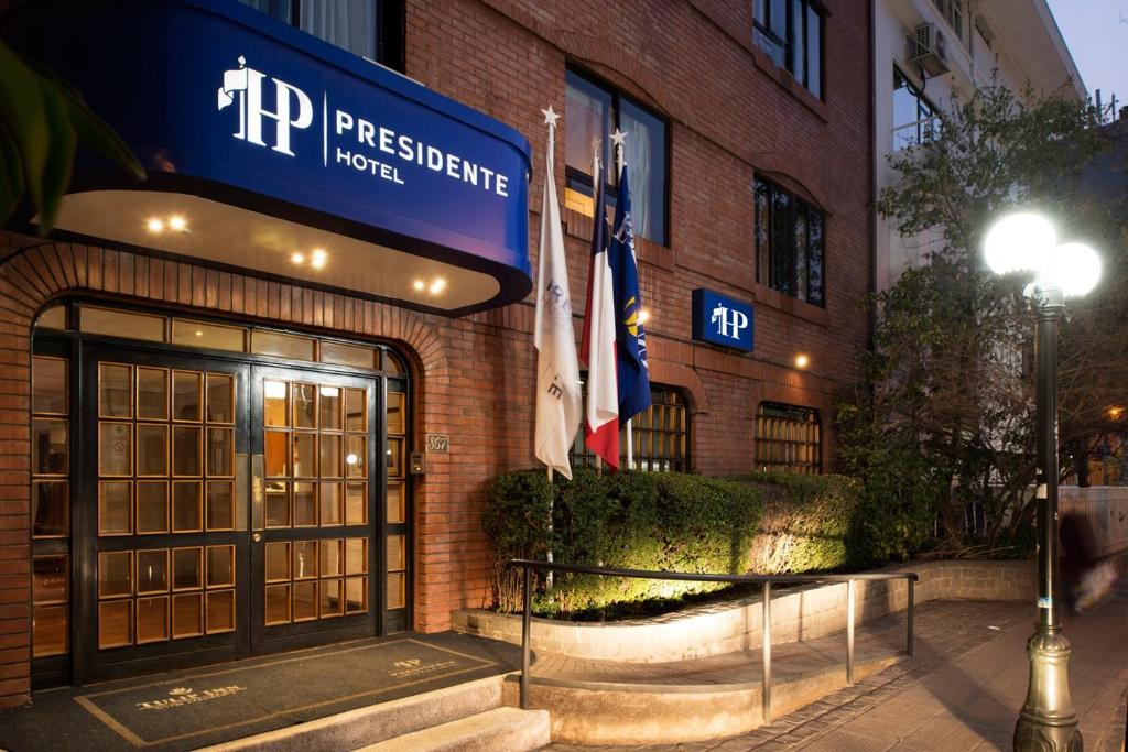 una fachada de un hotel con banderas delante en Hotel Presidente, en Santiago