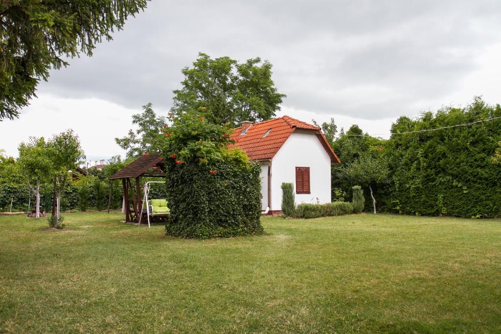 Vonkajšia záhrada v ubytovaní Familia Nyaraló 117