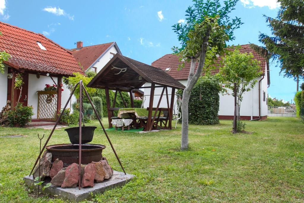 Vonkajšia záhrada v ubytovaní Familia Nyaraló 117