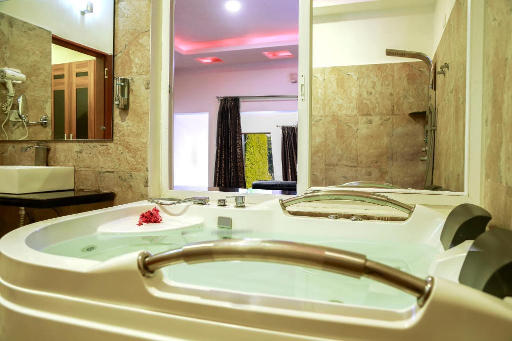 Koupelna v ubytování Yantra Resort By Spree Ooty