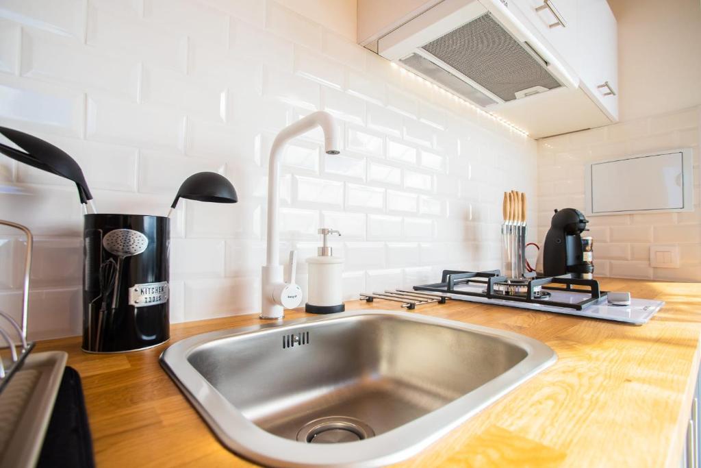 una cocina con fregadero y estufa en Eslanzarote Luxurious Eco Dome Experience, en Teguise