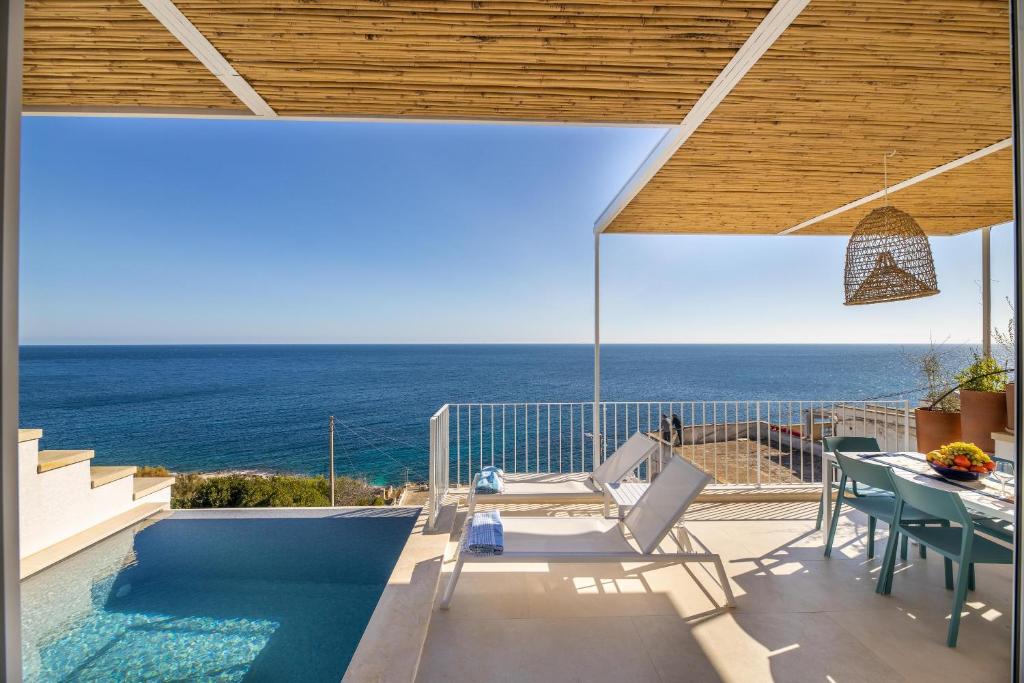 een patio met uitzicht op de oceaan vanuit een huis bij Tenuta Marinaia in Marittima