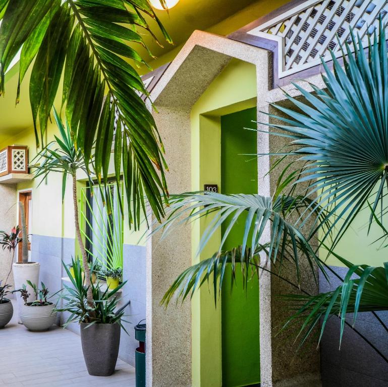 Ganalé Hôtel في داكار: مبنى امامه نباتات
