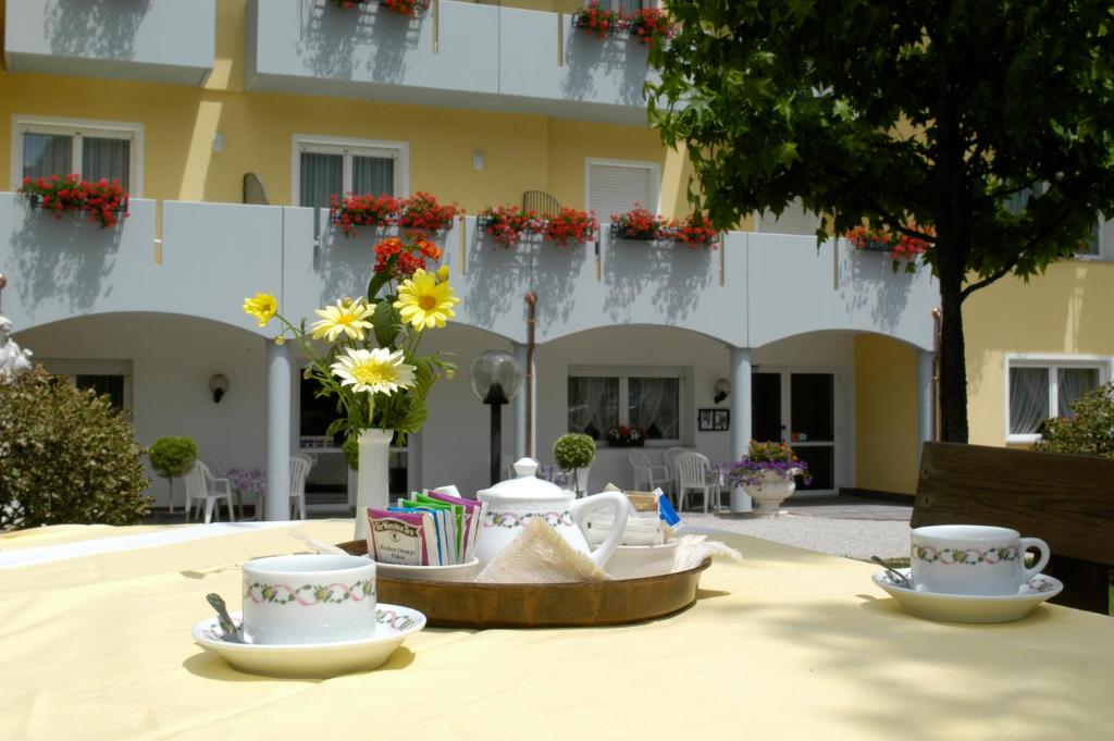 Příslušenství pro přípravu čaje a kávy v ubytování Hotel Daniela