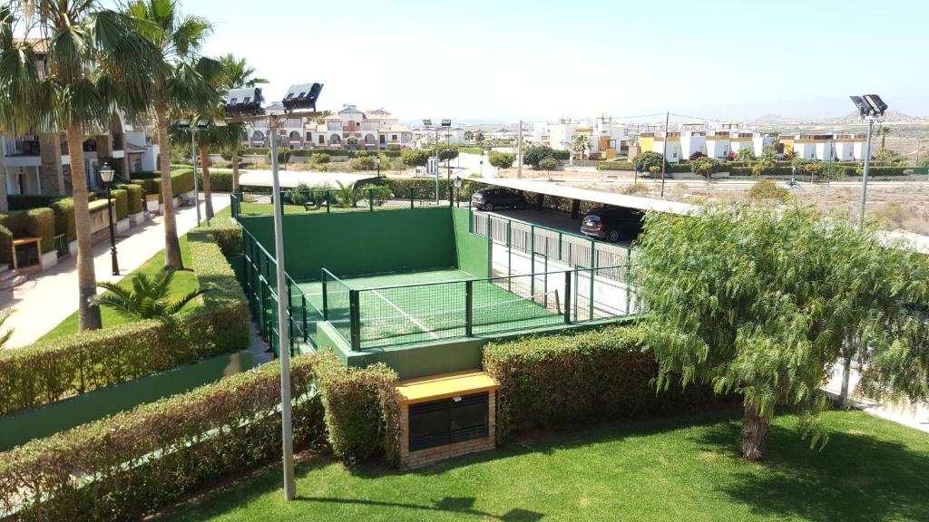 Tenis alebo squash v ubytovaní Homes of Spain, Al Andalus Residencial JA Apartamento bajo en frente piscina, WIFI alebo jeho okolí