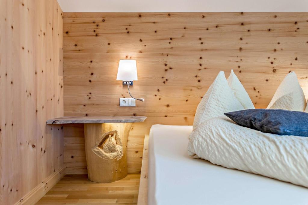 Posteľ alebo postele v izbe v ubytovaní Wasserfall Moarlhof Kastelruth