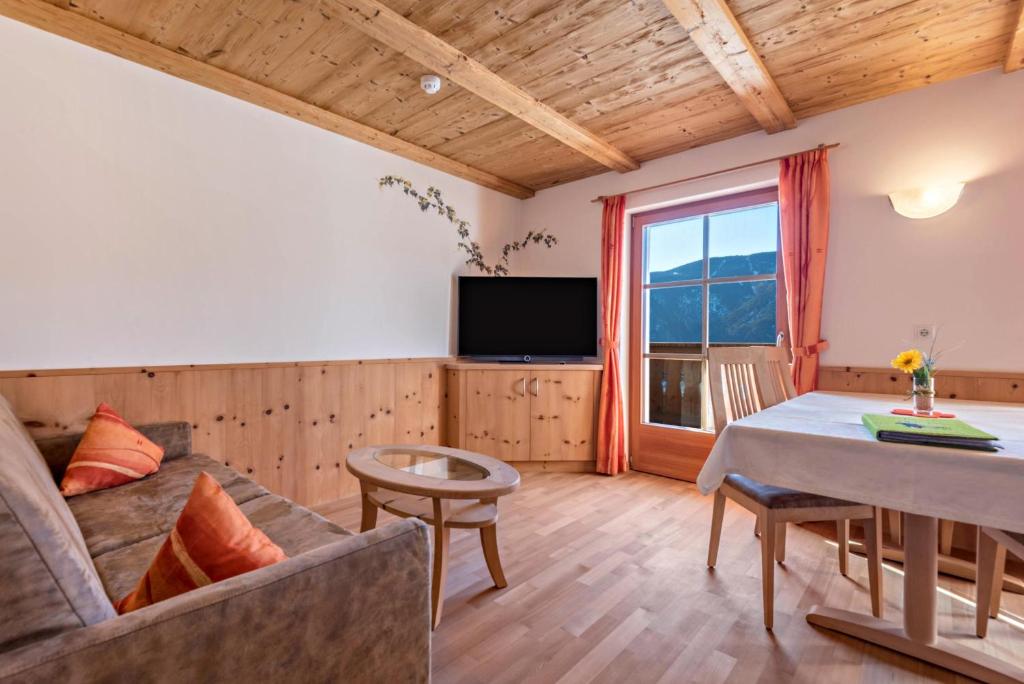 Televízia a/alebo spoločenská miestnosť v ubytovaní Wasserfall Moarlhof Kastelruth