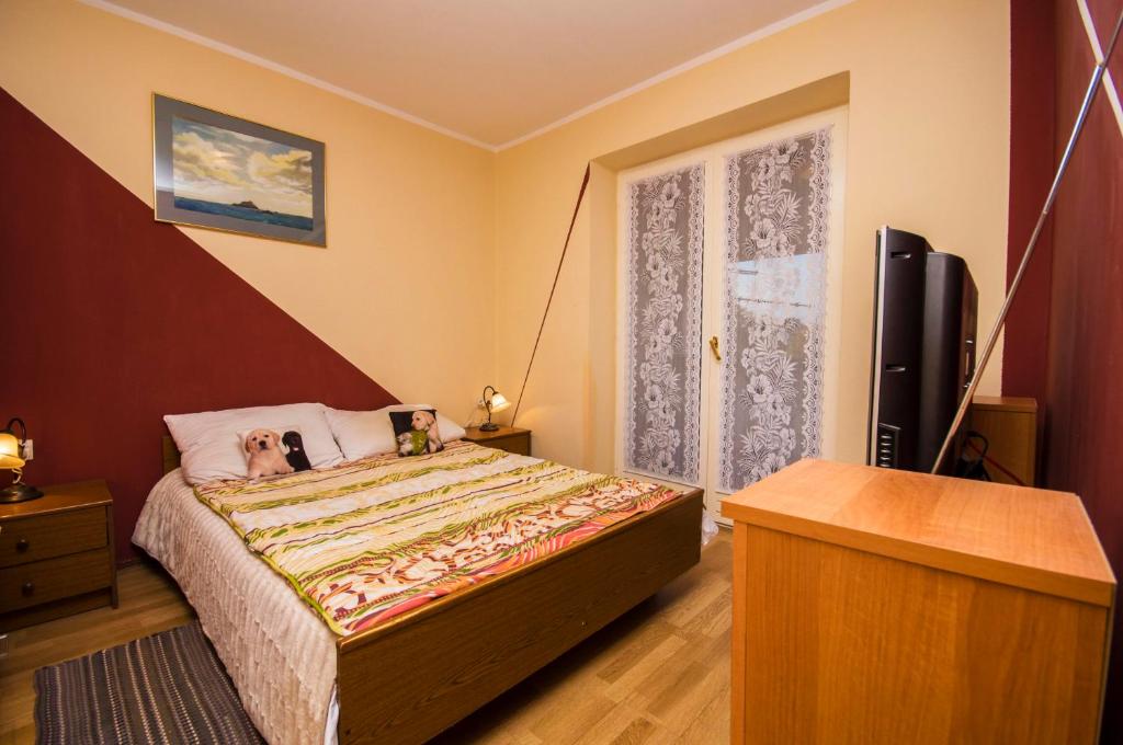 sypialnia z łóżkiem z dwoma psami w obiekcie Apartment Gogić w Poreču