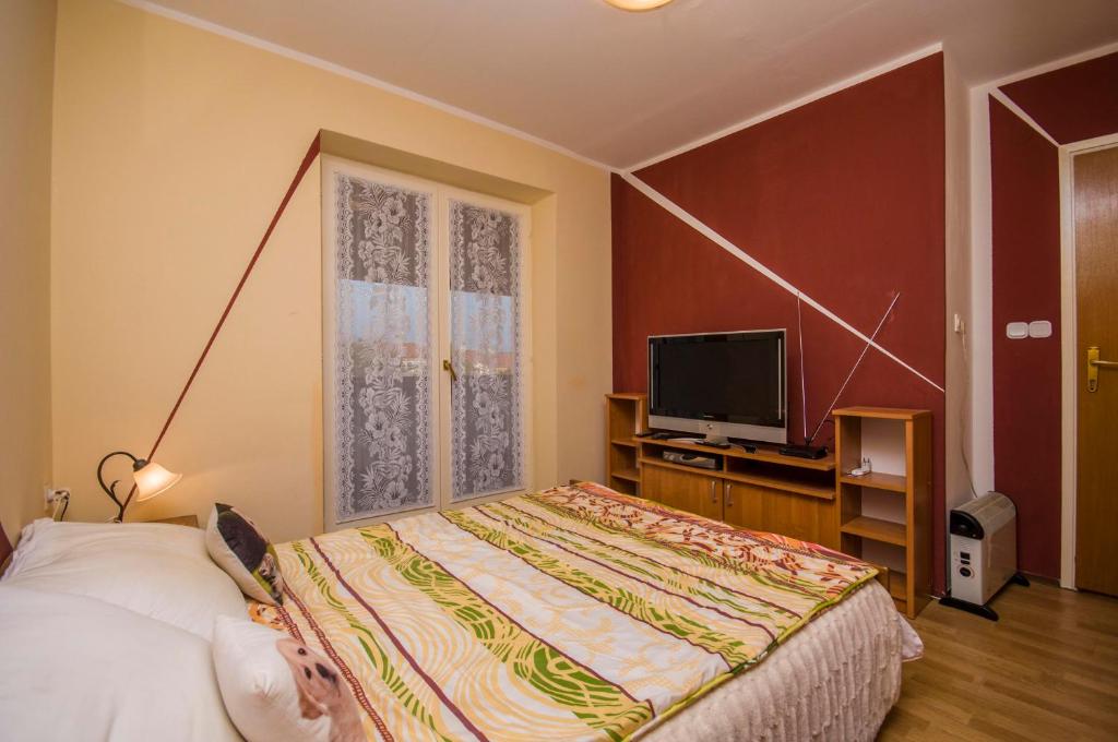 Telewizja i/lub zestaw kina domowego w obiekcie Apartment Gogić