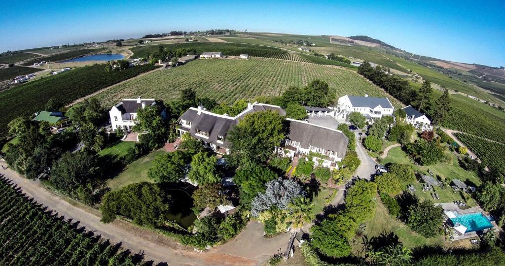 una vista aérea de una casa en una colina en Wedgeview Country House & Spa, en Stellenbosch