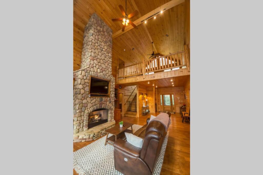 Christmas Lodge-Secluded near Downtown Blue Ridge, Blue Ridge – Updated  2023 Prices