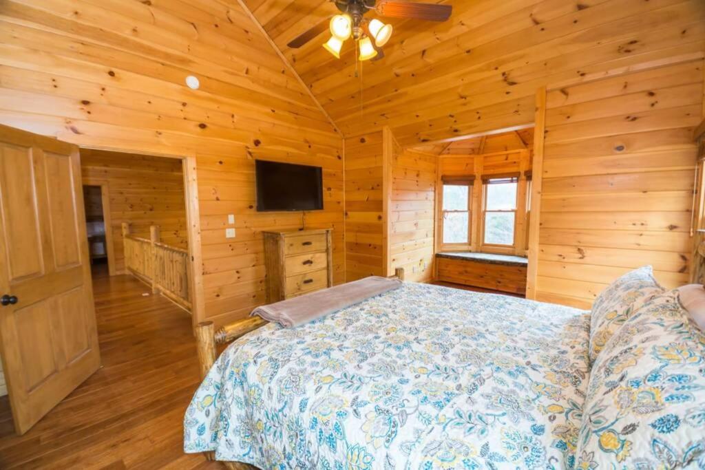 Christmas Lodge-Secluded near Downtown Blue Ridge, Blue Ridge – Updated  2023 Prices