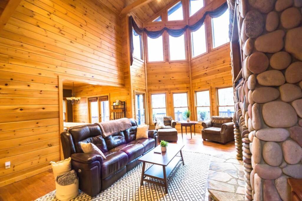 Christmas Lodge-Secluded near Downtown Blue Ridge, Blue Ridge – Updated  2023 Prices
