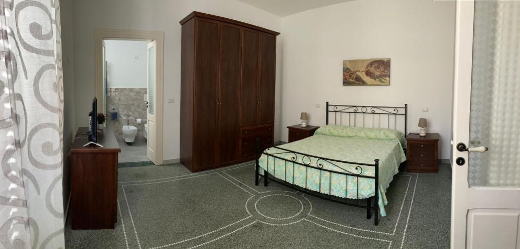 1 dormitorio con 1 cama y baño en La Casa dei Nonni, en Leverano
