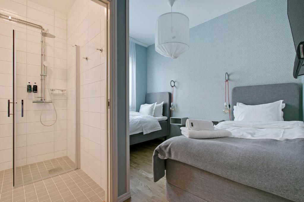 Postel nebo postele na pokoji v ubytování Turinge Hotel