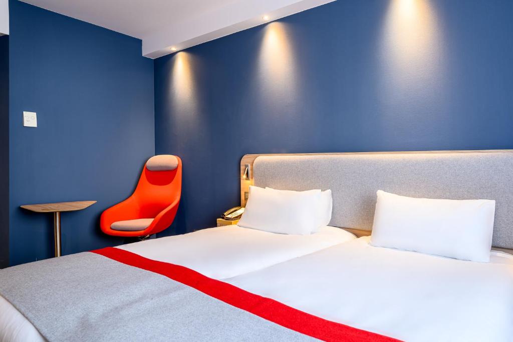 A bed or beds in a room at Holiday Inn Express Mechelen City Centre, an IHG Hotel