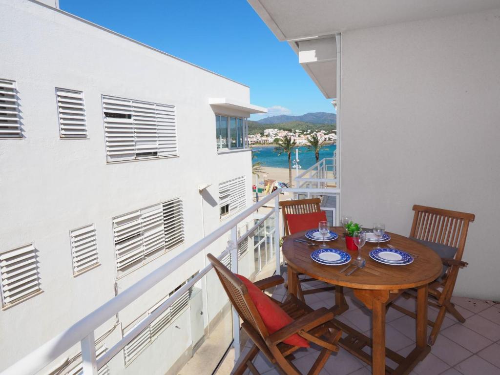 Apartment Dino, Llança, Spain - Booking.com