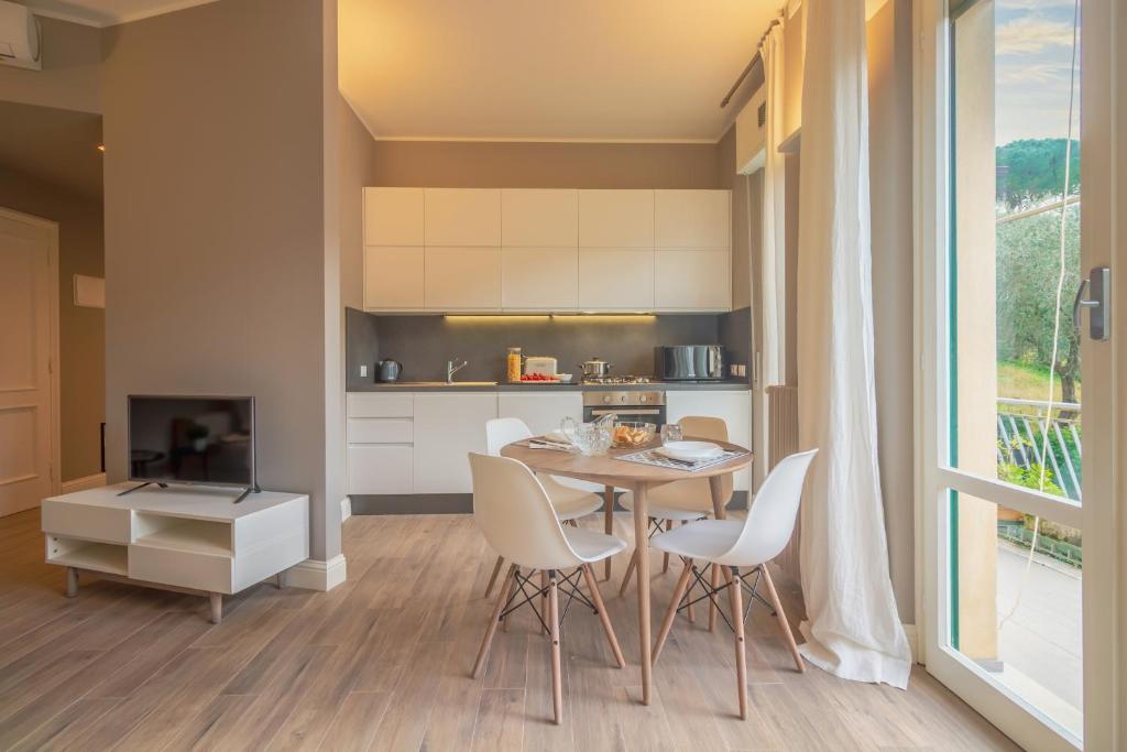 Kuchnia lub aneks kuchenny w obiekcie Olivia by PortofinoHomes