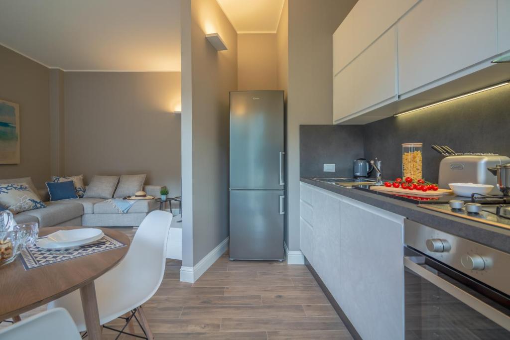 Kuchnia lub aneks kuchenny w obiekcie Olivia by PortofinoHomes