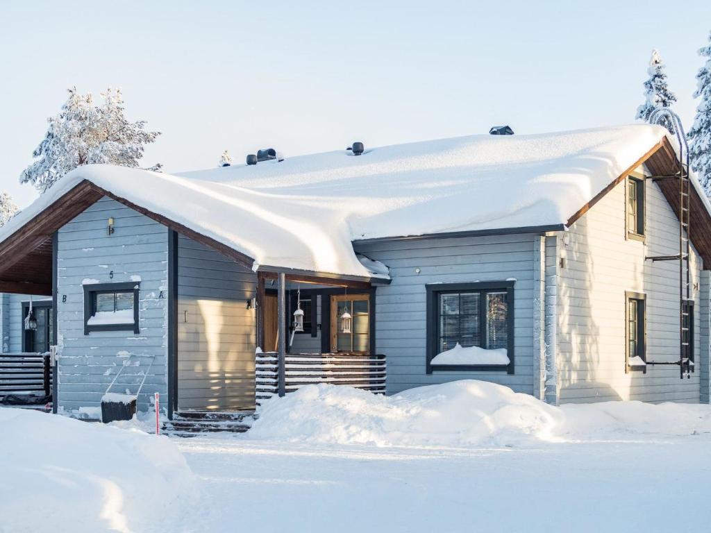ルカにあるHoliday Home Saukkotupa by Interhomeの雪の青い家