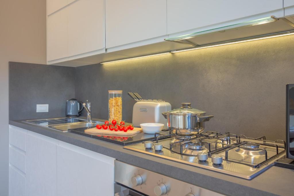 Kuchnia lub aneks kuchenny w obiekcie Olivia by PortofinoHomes