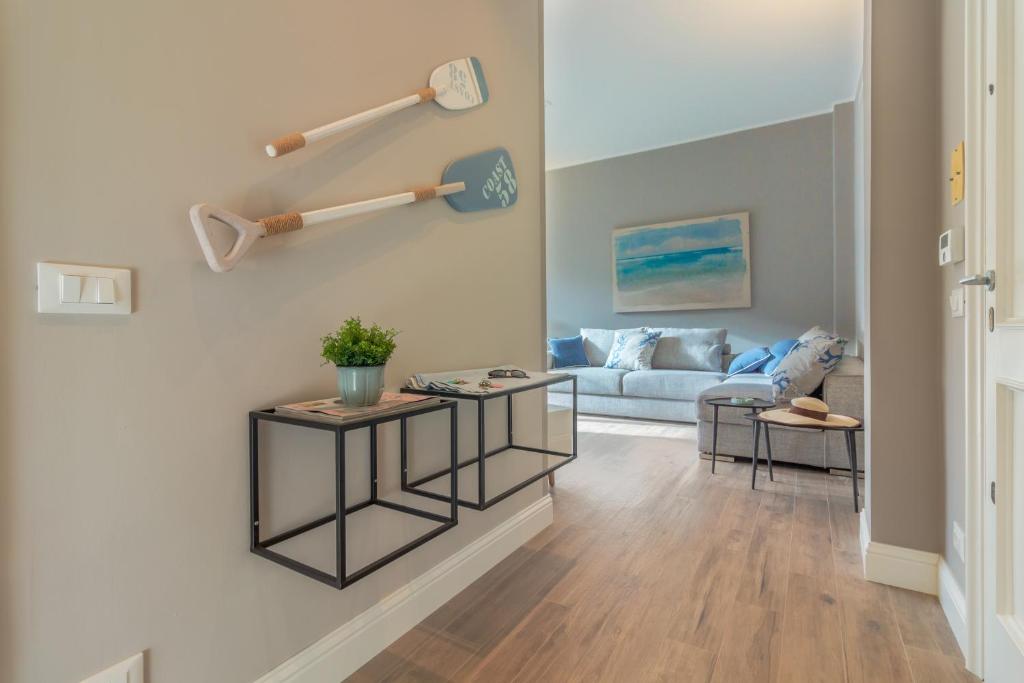 salon z niebieską kanapą i dwoma stołami w obiekcie Olivia by PortofinoHomes w mieście Santa Margherita Ligure