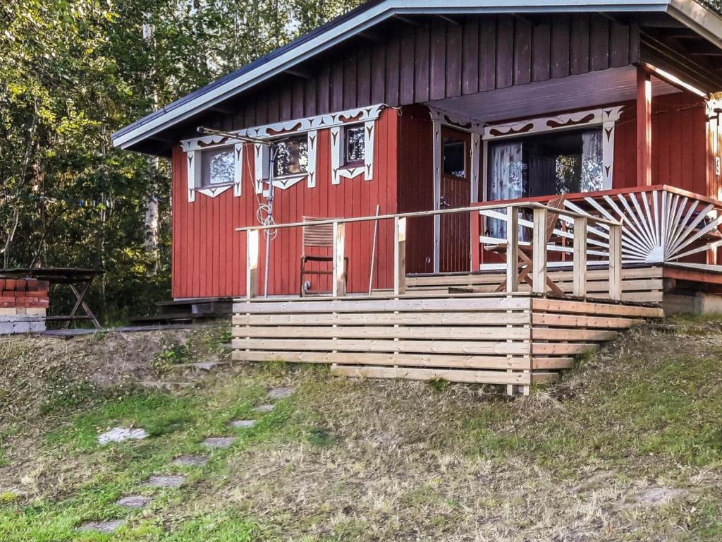 Juhanala的住宿－Holiday Home Lepikko by Interhome，红色小屋,设有门廊和门