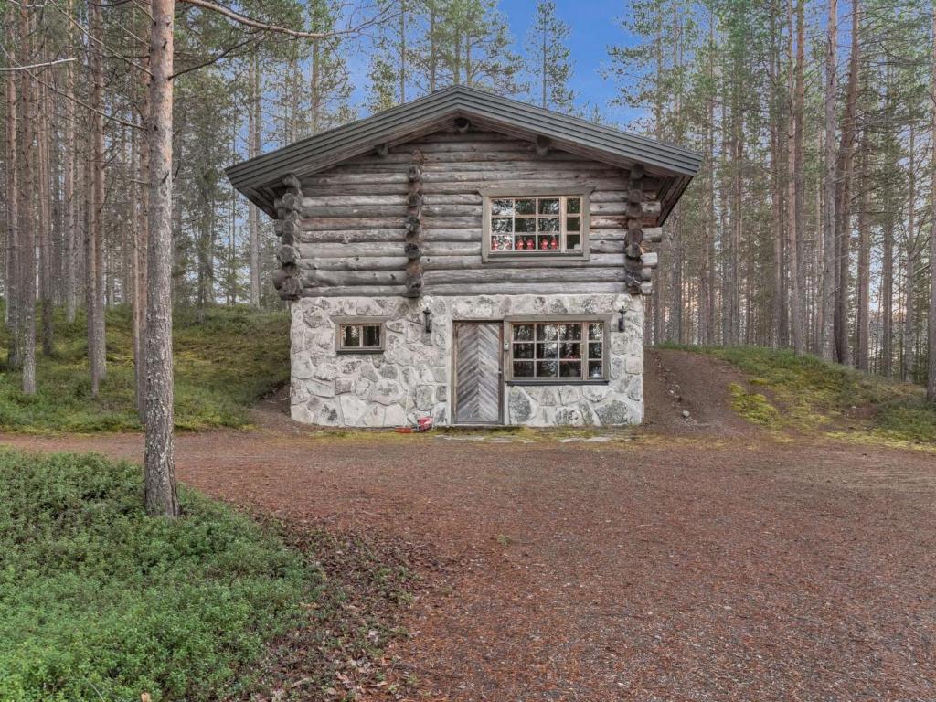 ユッラスヤルヴィにあるHoliday Home Pohjantähti by Interhomeの森の中のログキャビン