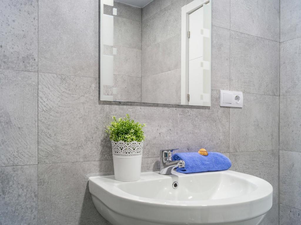 A bathroom at Apartment Castillo de Santa Clara-2 by Interhome