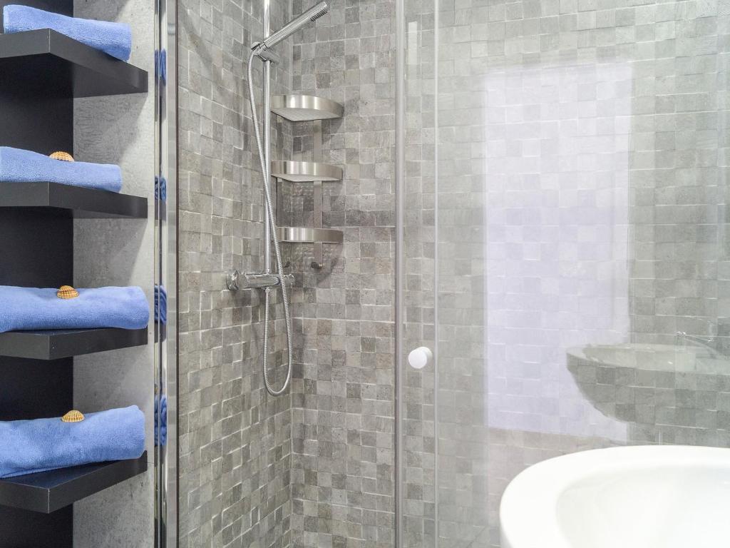 A bathroom at Apartment Castillo de Santa Clara-2 by Interhome