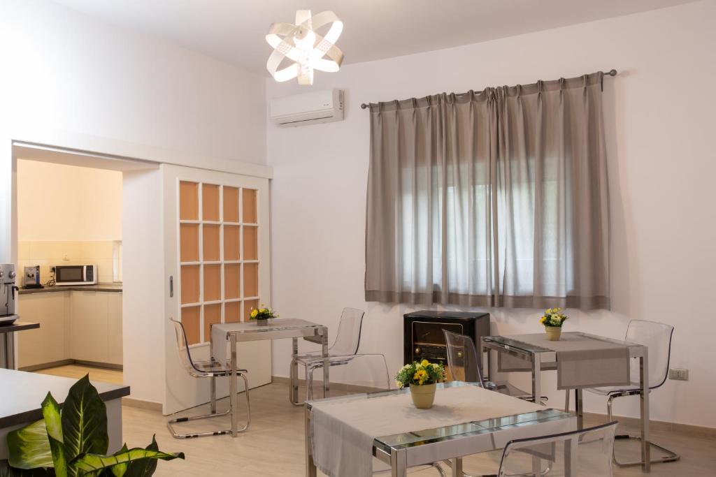 salon ze stołami i krzesłami oraz kominkiem w obiekcie B&B da Francesco w mieście Paestum