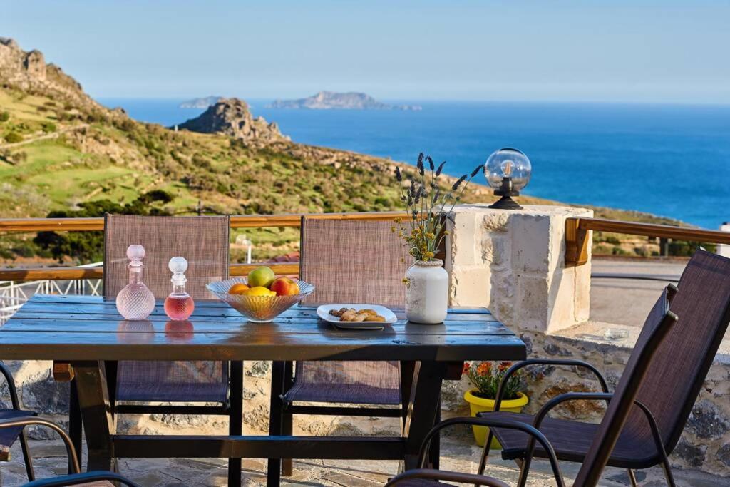 una mesa azul con un bol de fruta en ella en Maria's cozy stonehouse en Kerames