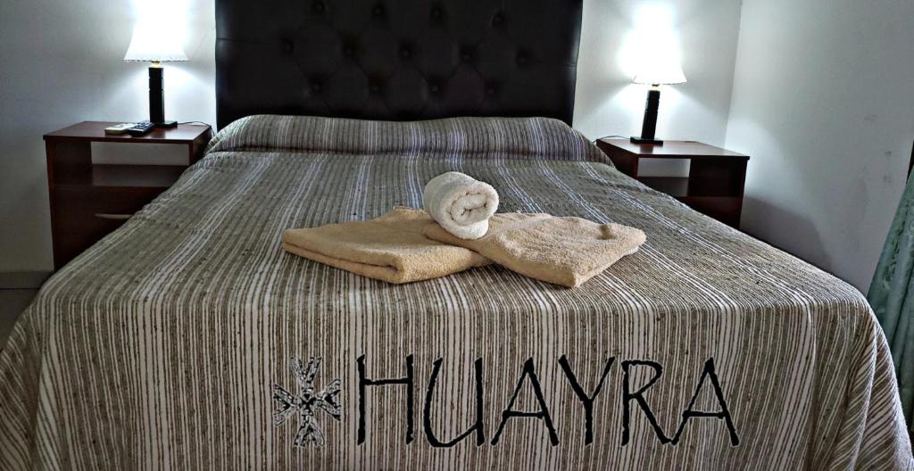 里奧哈的住宿－Edificio Huayra，床上的毛巾,带两盏灯