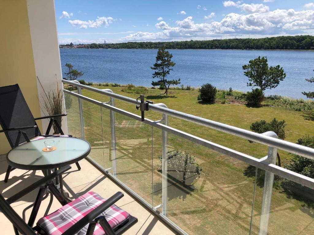 balcone con vista su una cassa d'acqua di Strandhotel S33-213 a Heiligenhafen