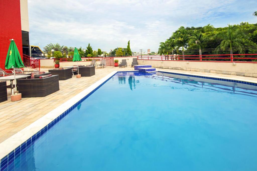 una gran piscina en la azotea de un hotel en Hotel Dan Inn Campinas Anhanguera - Melhor Localização e Custo Benefício, en Campinas