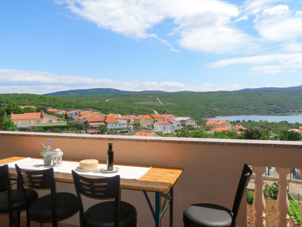 stół i krzesła na balkonie z widokiem w obiekcie Apartment Rosić - KRK217 by Interhome w mieście Kornić