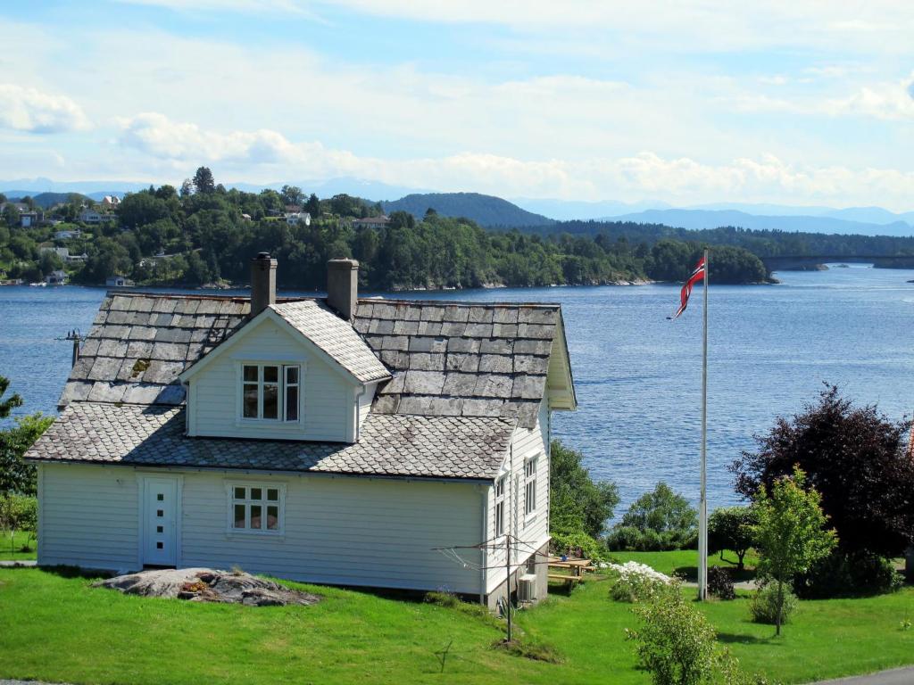 ein Haus am Ufer eines Wasserkörpers in der Unterkunft Holiday Home Strøneneset - FJH231 by Interhome in Hagavik