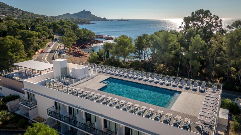 - une vue aérienne sur un bâtiment avec une piscine dans l'établissement SOWELL HOTELS La Plage, à Saint-Raphaël