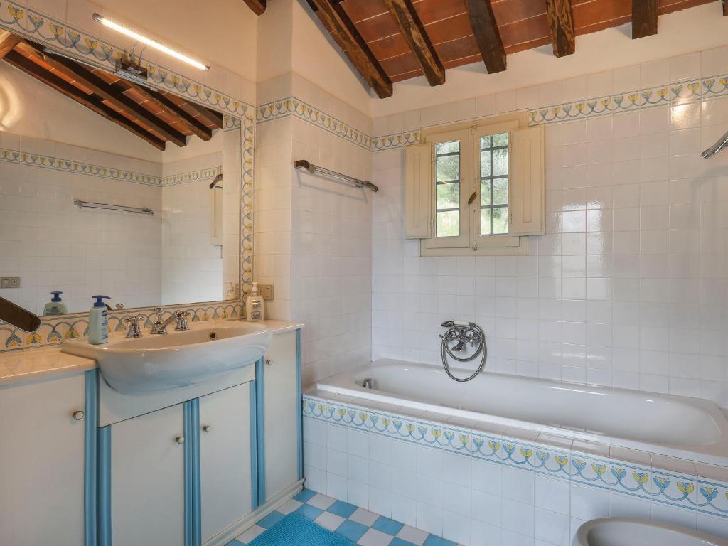 Kúpeľňa v ubytovaní Holiday Home Noce by Interhome