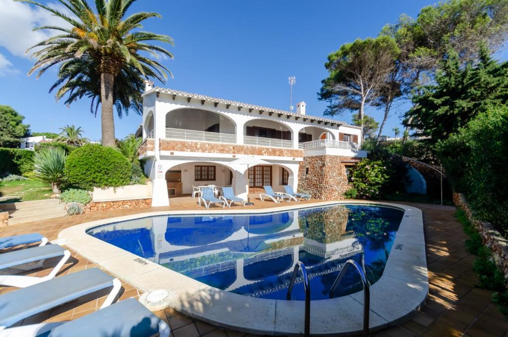 Villa con piscina y casa en Villa Las Palmeras, en Binibeca