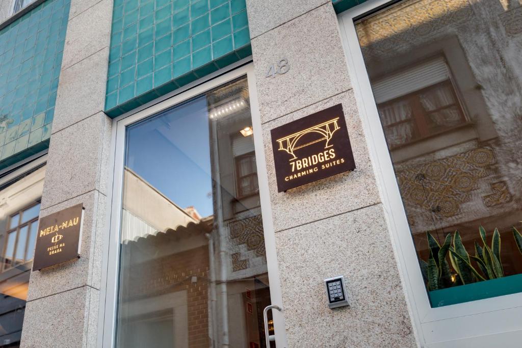 a window of a store with a sign on it at 7 Bridges Estúdios- Porto-houses and suites in Porto