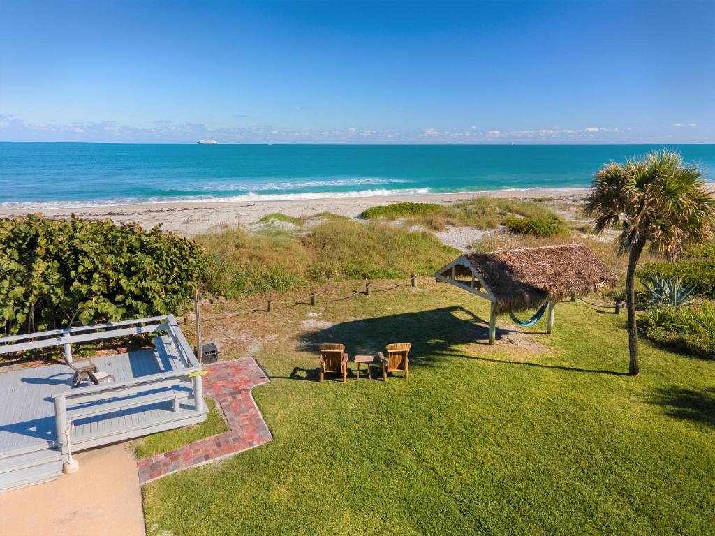 ein Blick auf den Strand vom Balkon eines Hauses in der Unterkunft South Beach Inn - Cocoa Beach in Cocoa Beach