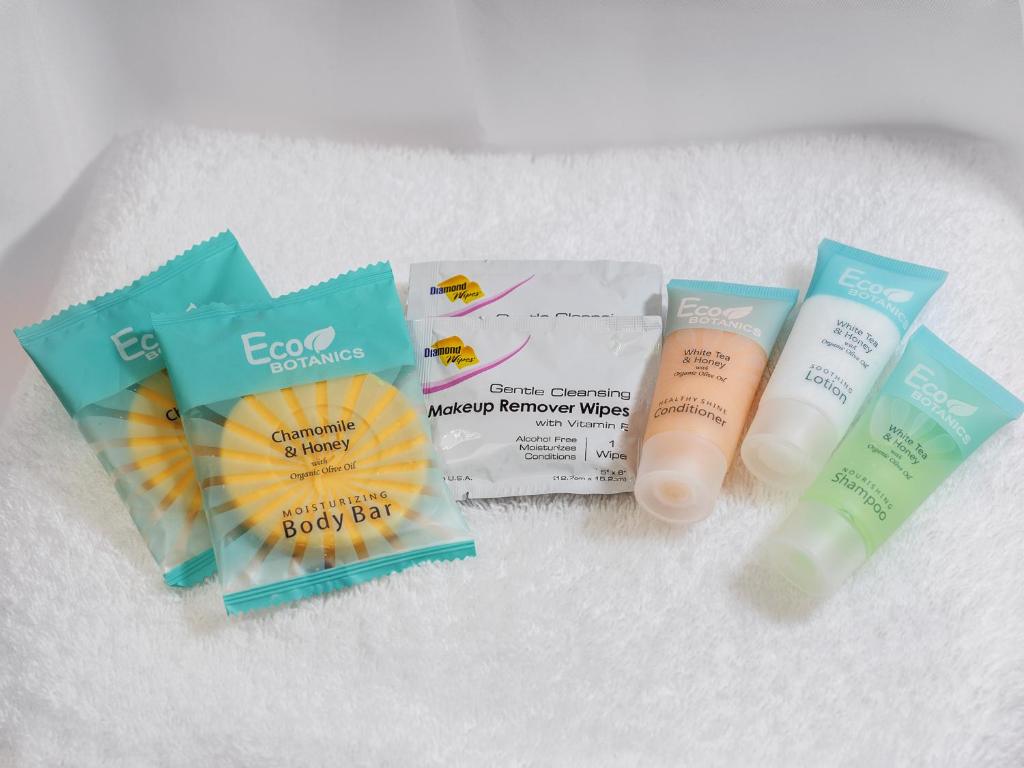 eine Gruppe von drei Produkten, die auf einem Handtuch sitzen in der Unterkunft South Beach Inn - Cocoa Beach in Cocoa Beach